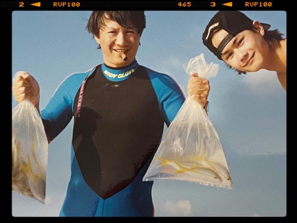 許懷欣(右)也曾跟父親許冠傑一起去捕魚。