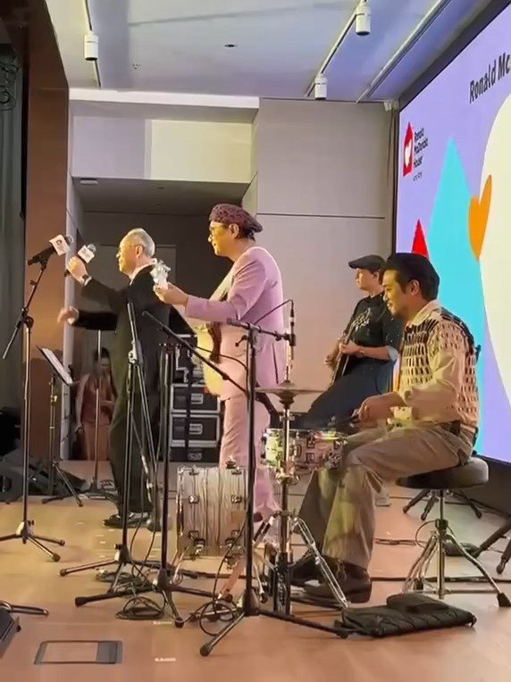 許懷欣與父親許冠傑同台演出。