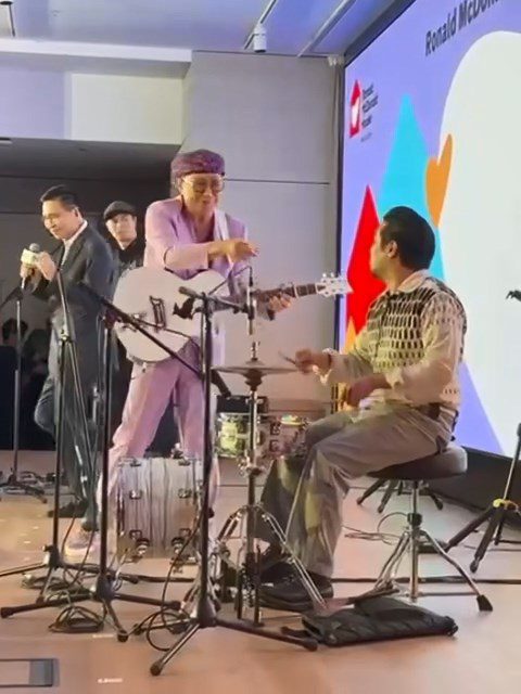 許冠傑寶刀未老,與兒子許懷欣(左二)一同表演。