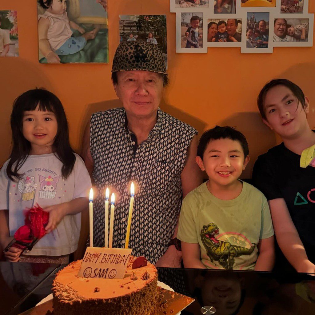 許冠傑76歲生日時兒孫滿堂,一同慶祝。
