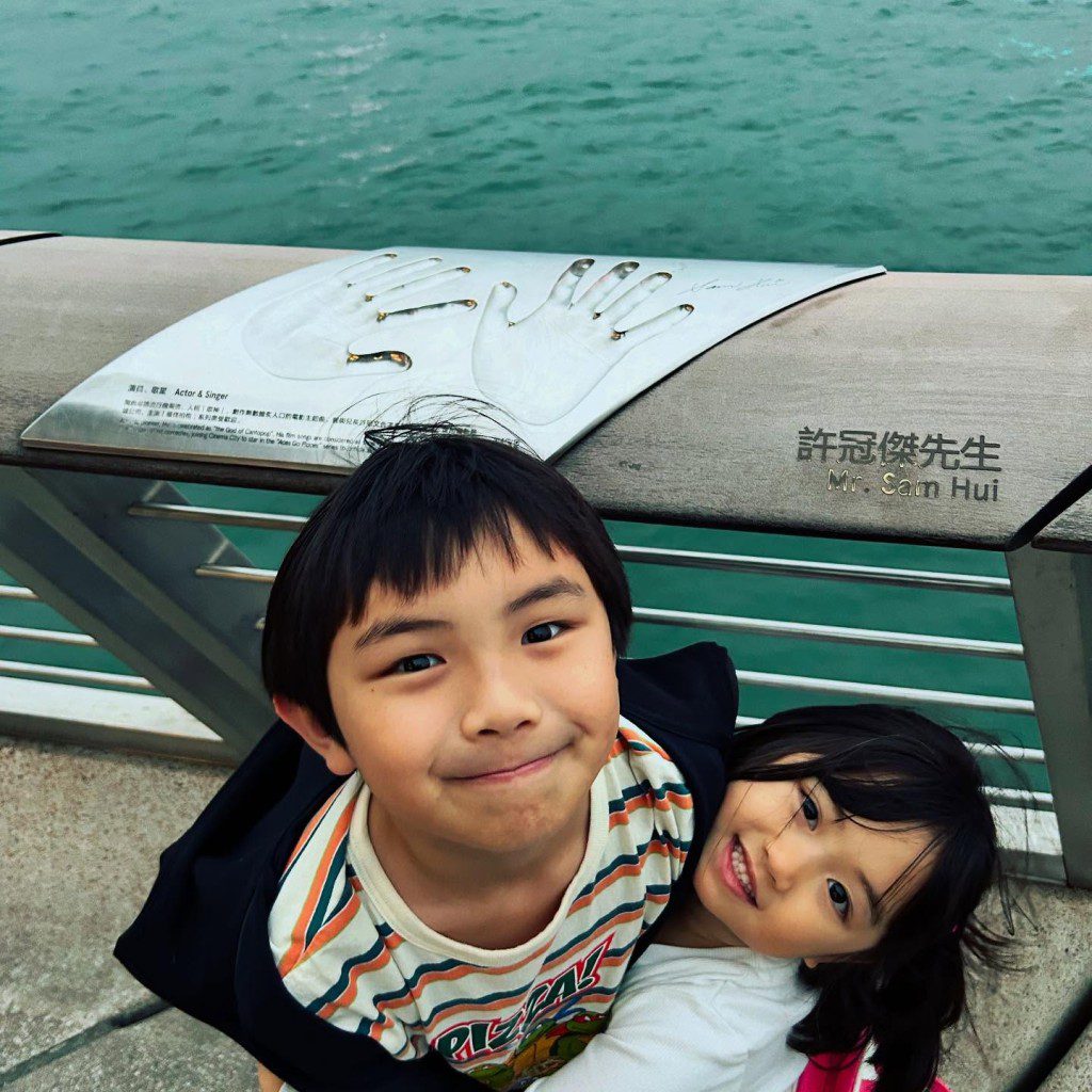 一對子女則在許冠傑的手印前打卡留念。