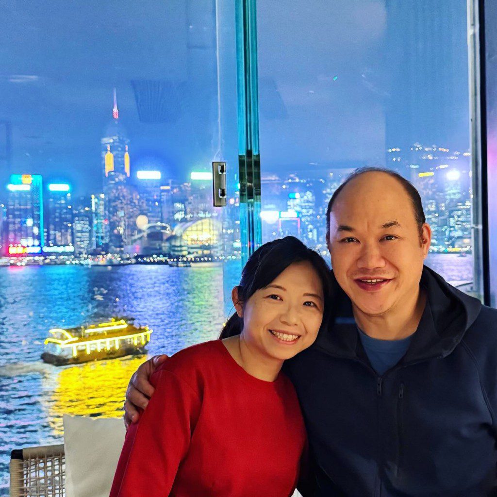 許懷谷與太太在夜色璀璨的維港前相依合照,顯得浪漫甜蜜。