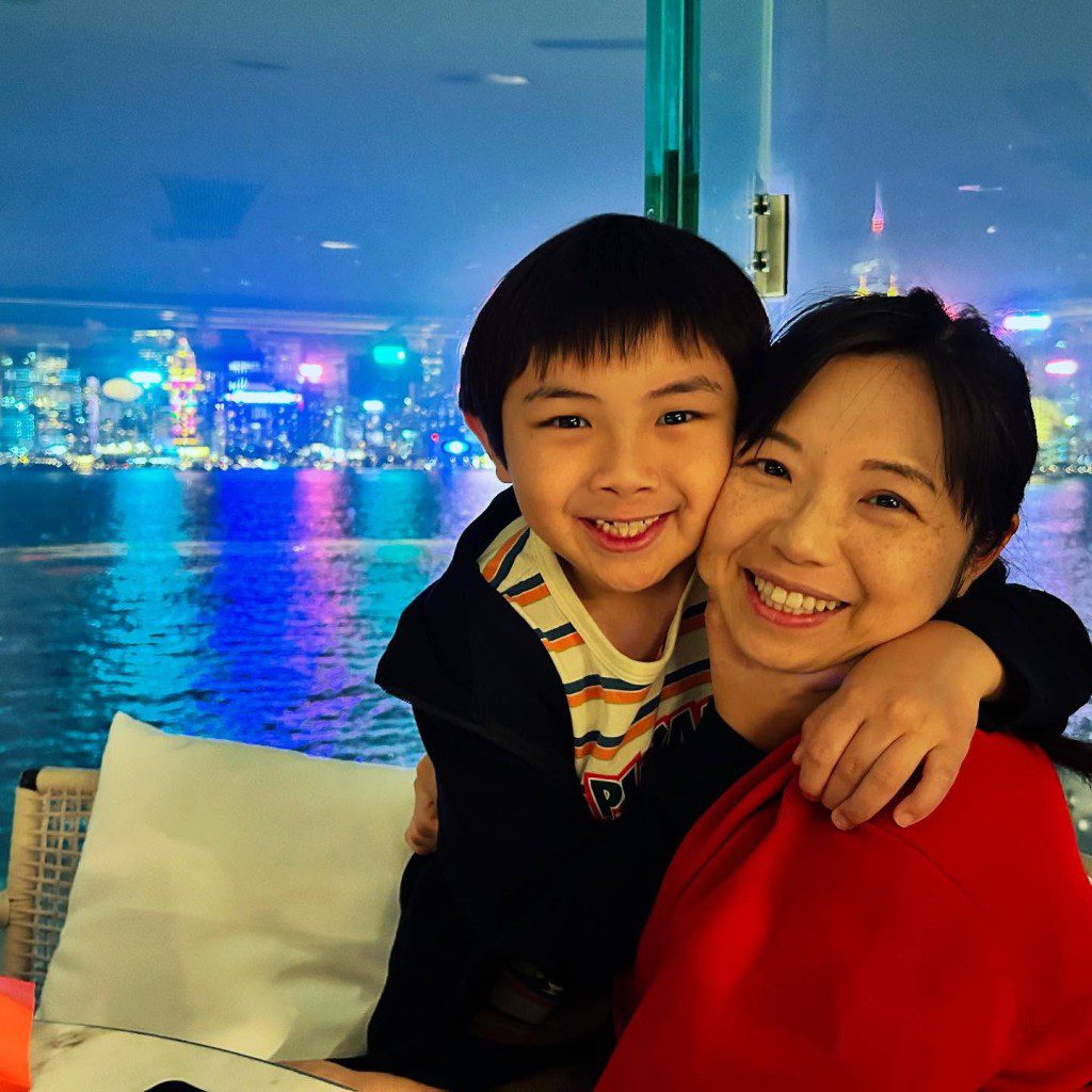 8歲兒子Tyler緊抱媽媽拍照。