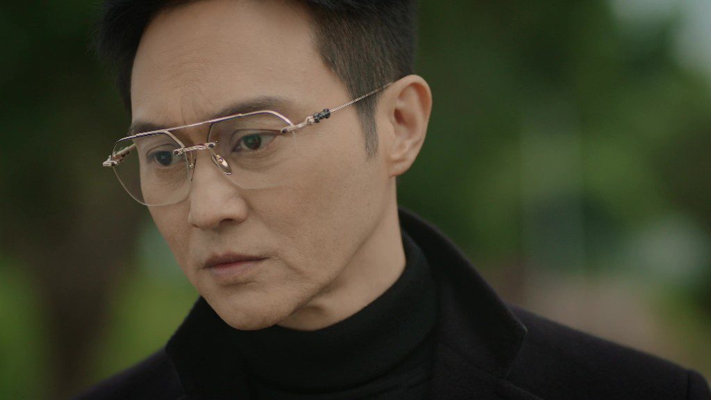姜大衞在劇中拿出舊情人龔慈恩的照片回味。