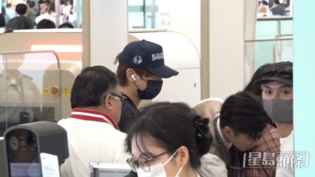 姜濤通過保安閘口進入安檢區域。