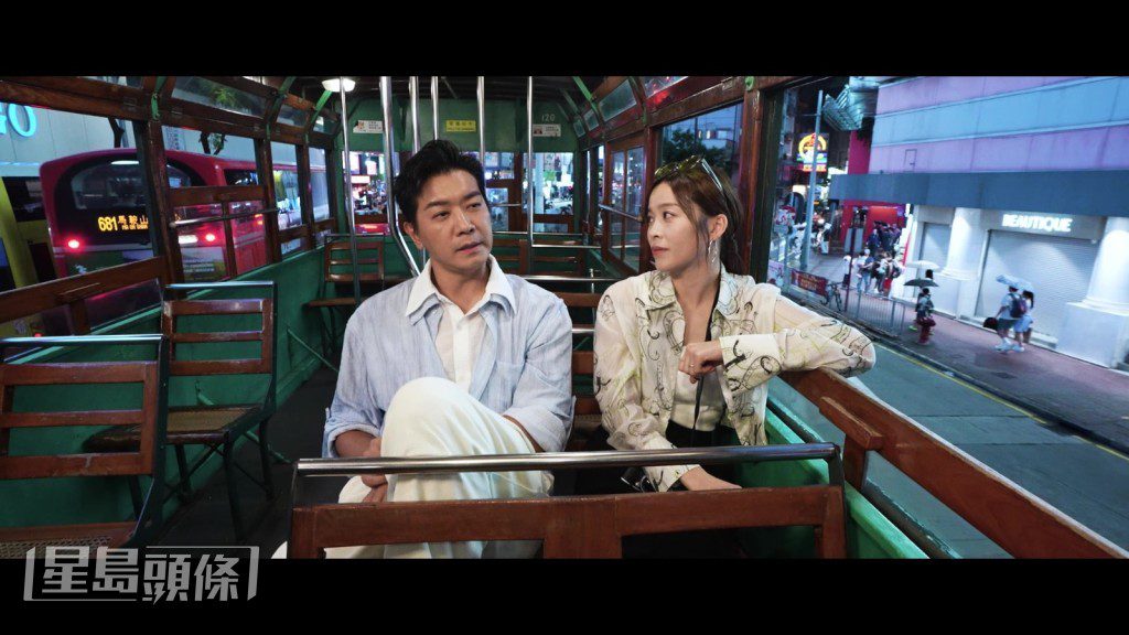 賴慰玲與黎諾懿一同乘坐電車,在緩慢前行的車廂內,感受香港獨有的夜色與節奏。