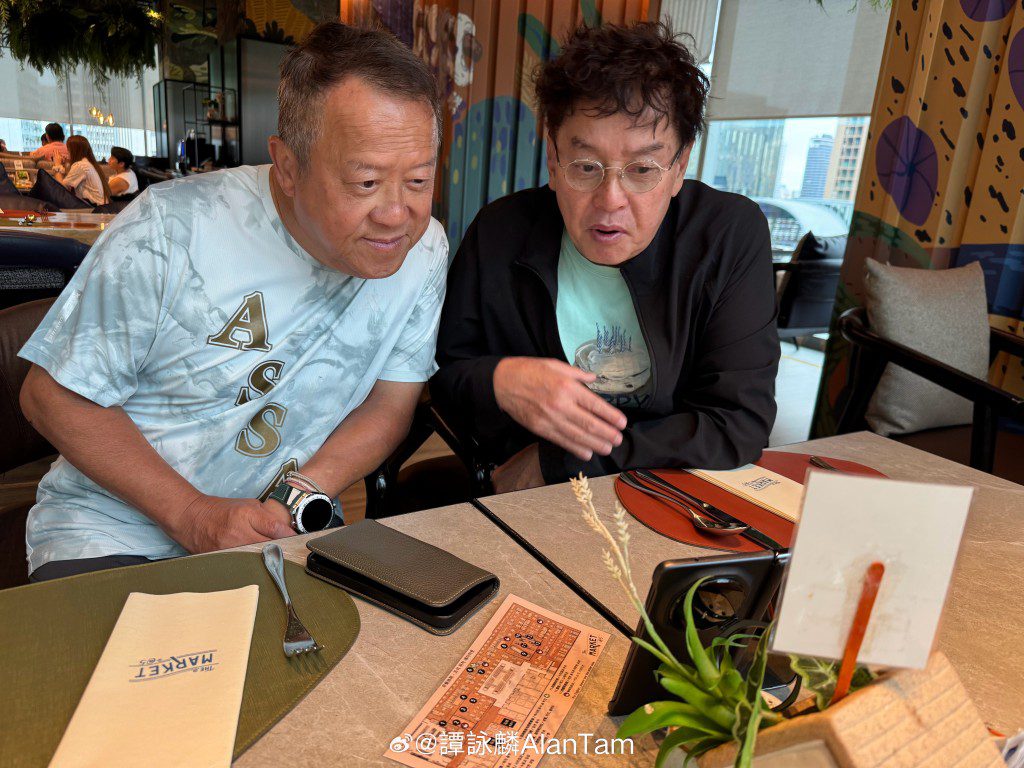 早前譚詠麟曾分享與曾志偉一同用手機觀看球賽的照片。