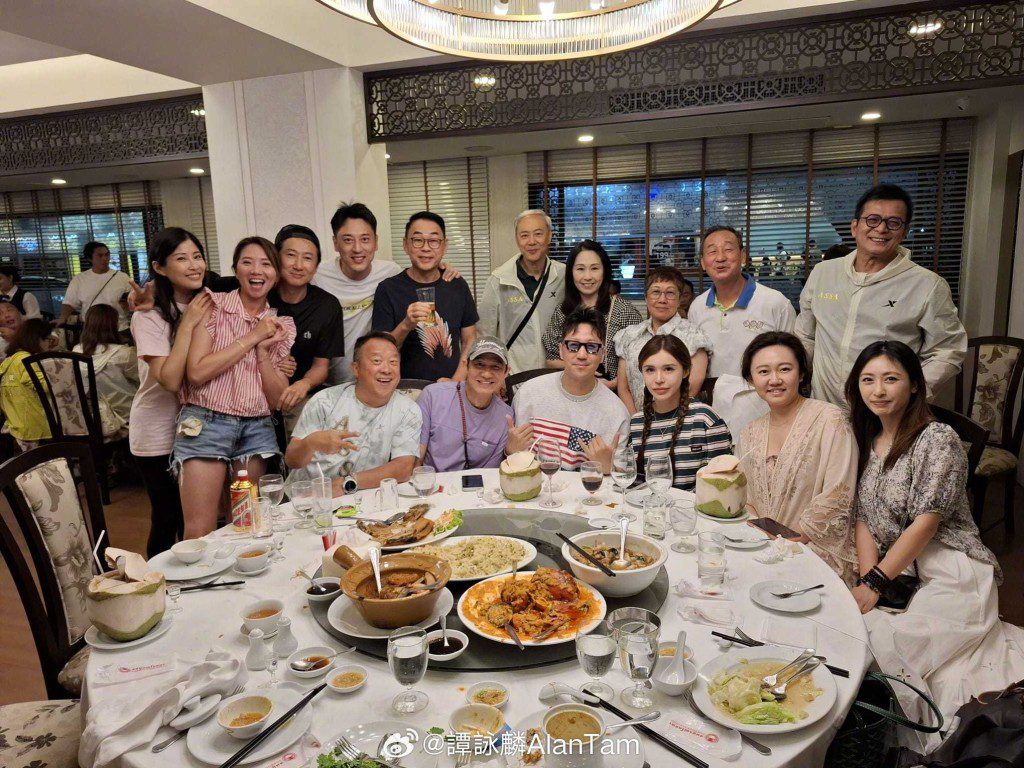 明星足球隊成員一同到曼谷旅行,享受吃喝玩樂的時光。