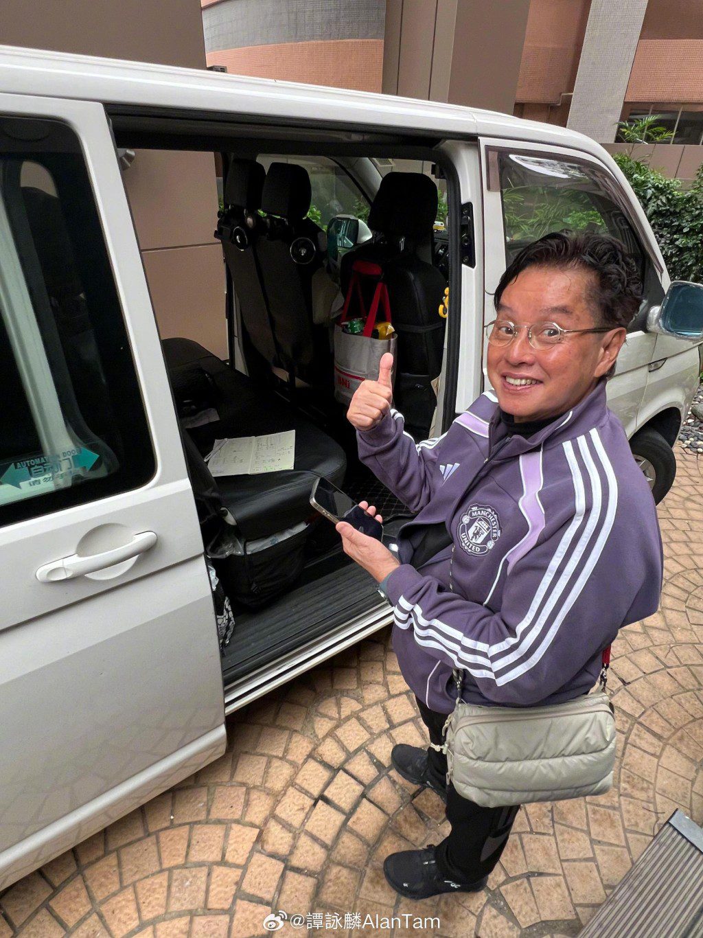 譚詠麟親自隨貨車送貨,令不少網民感到意外。