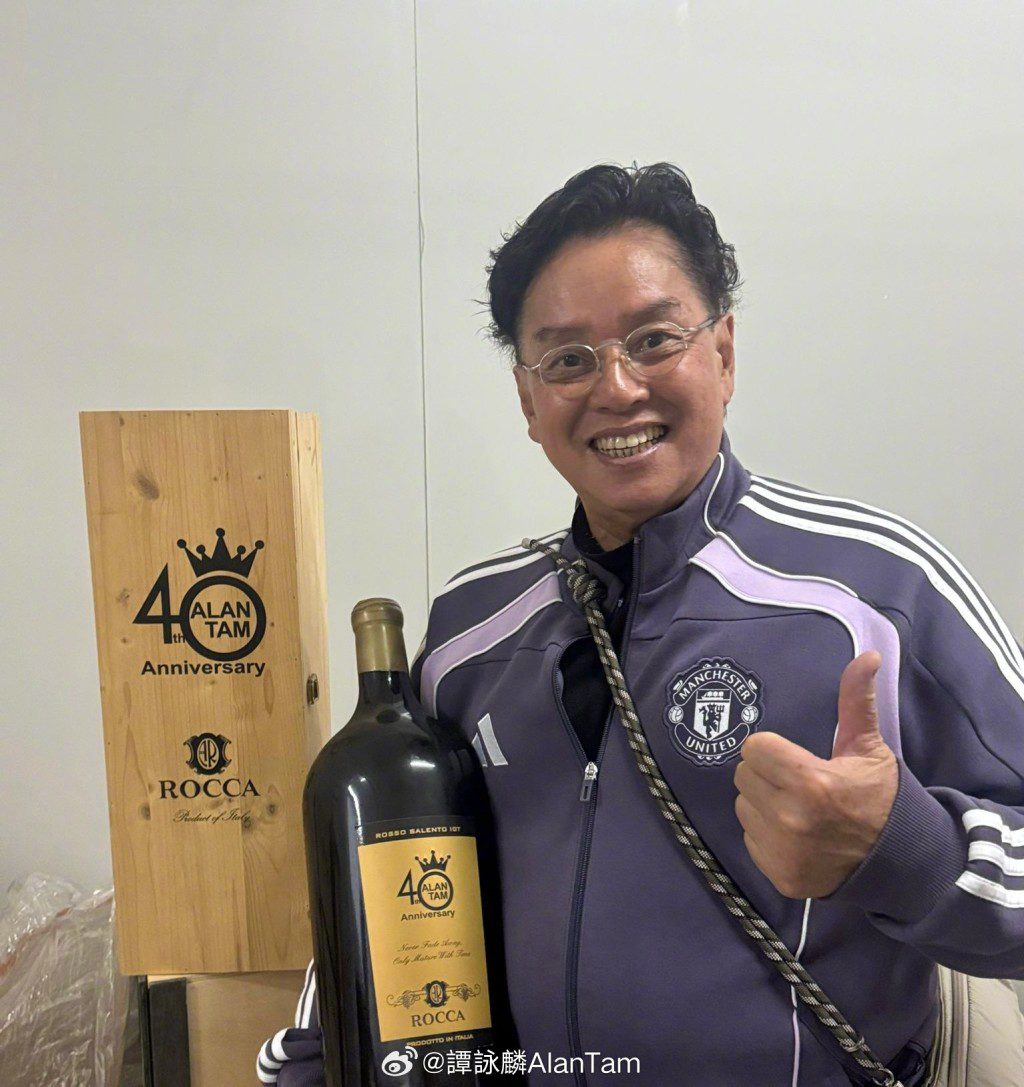 譚詠麟近日將珍藏的紅酒,親自送給朋友。