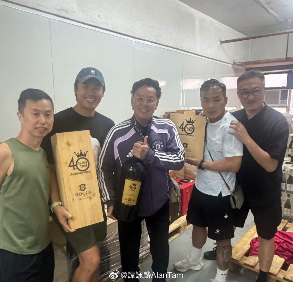 譚詠麟與工作人員大方合照,毫無明星架子。