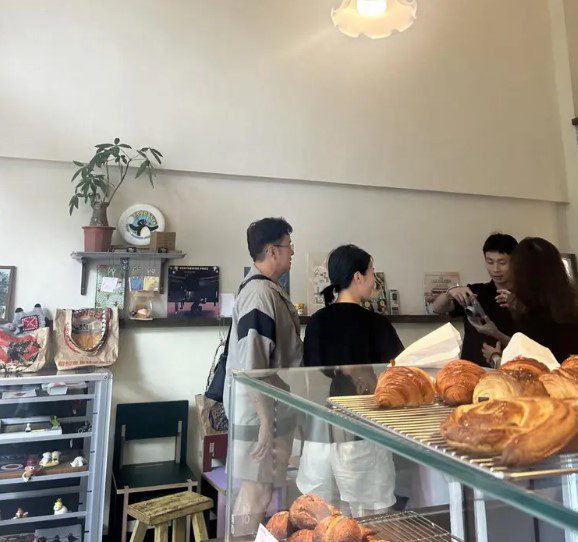 譚詠麟曾被網民在廣東一間麵包店遇見。