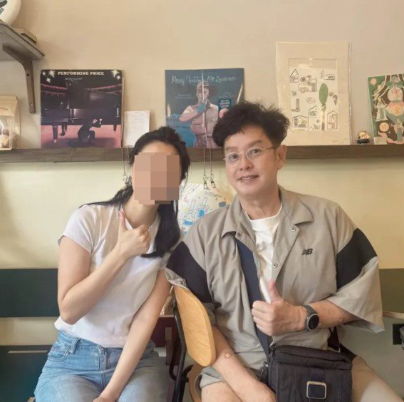 譚詠麟與網民合照,被形容為狀態極佳。