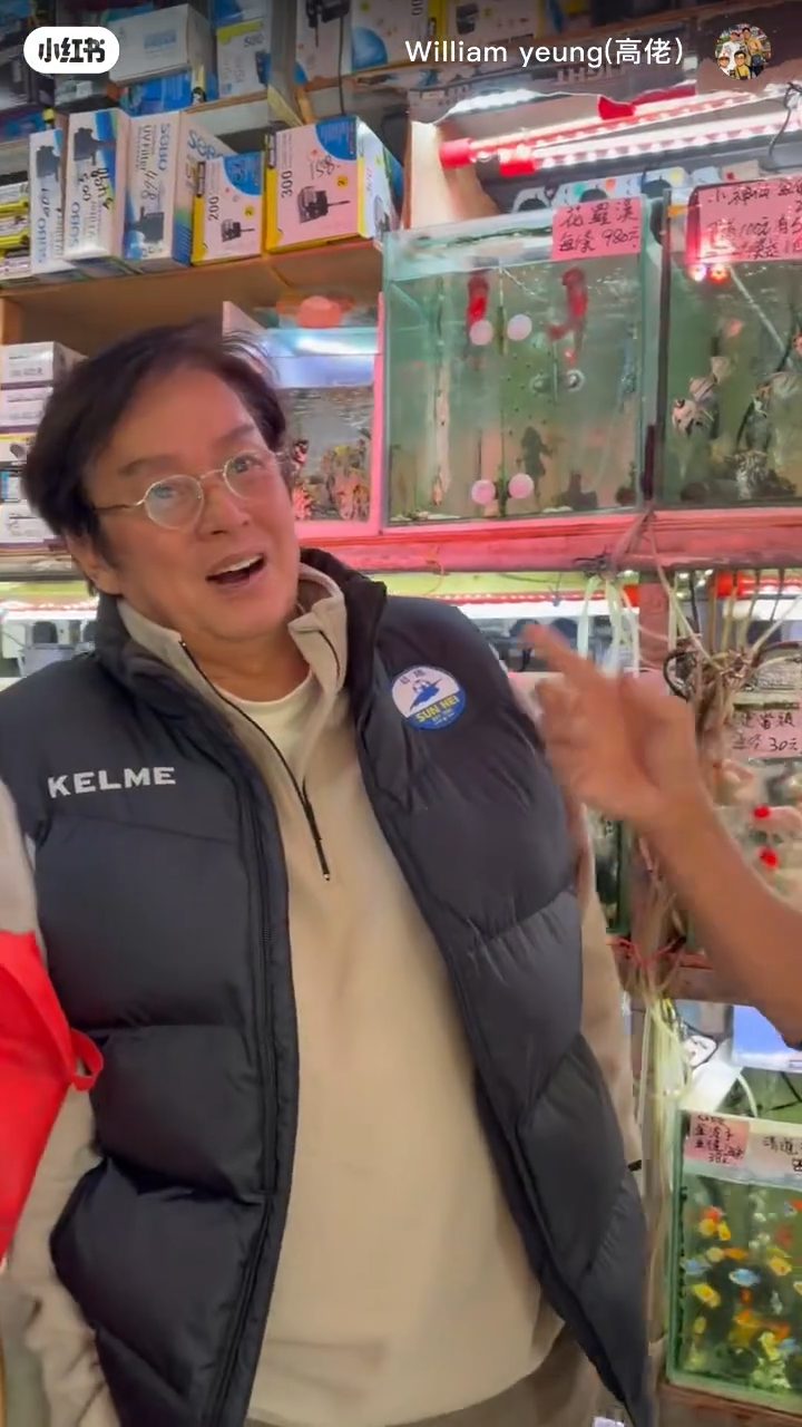 金魚店老闆突然興起唱歌,並請譚詠麟給予意見。