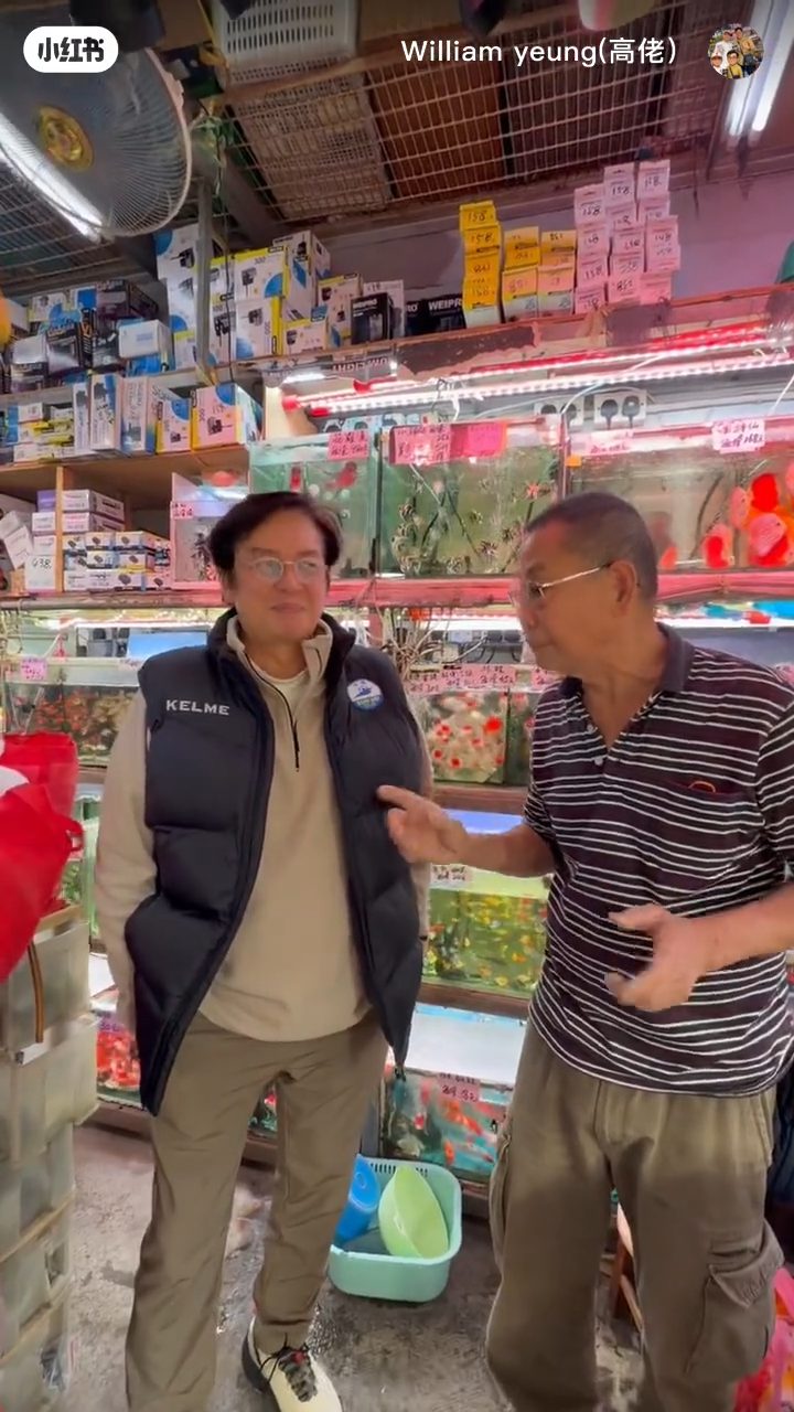 譚詠麟專心聆聽老闆唱歌。
