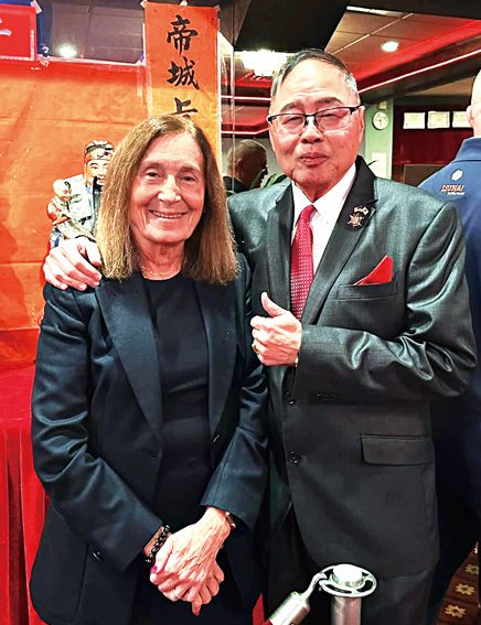 阮鴻燦（右）同麻州財長金伯格女士合影。阮鴻燦提供