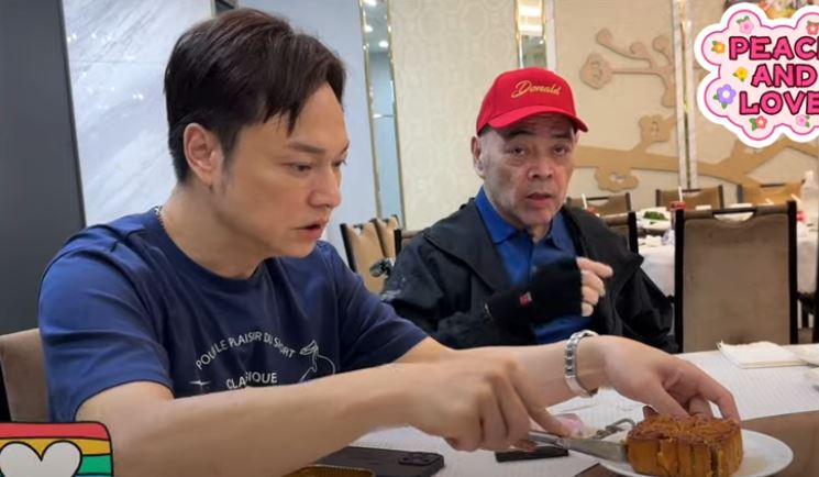 張偉文示意方俊幫他抹去鼻涕及淚水。