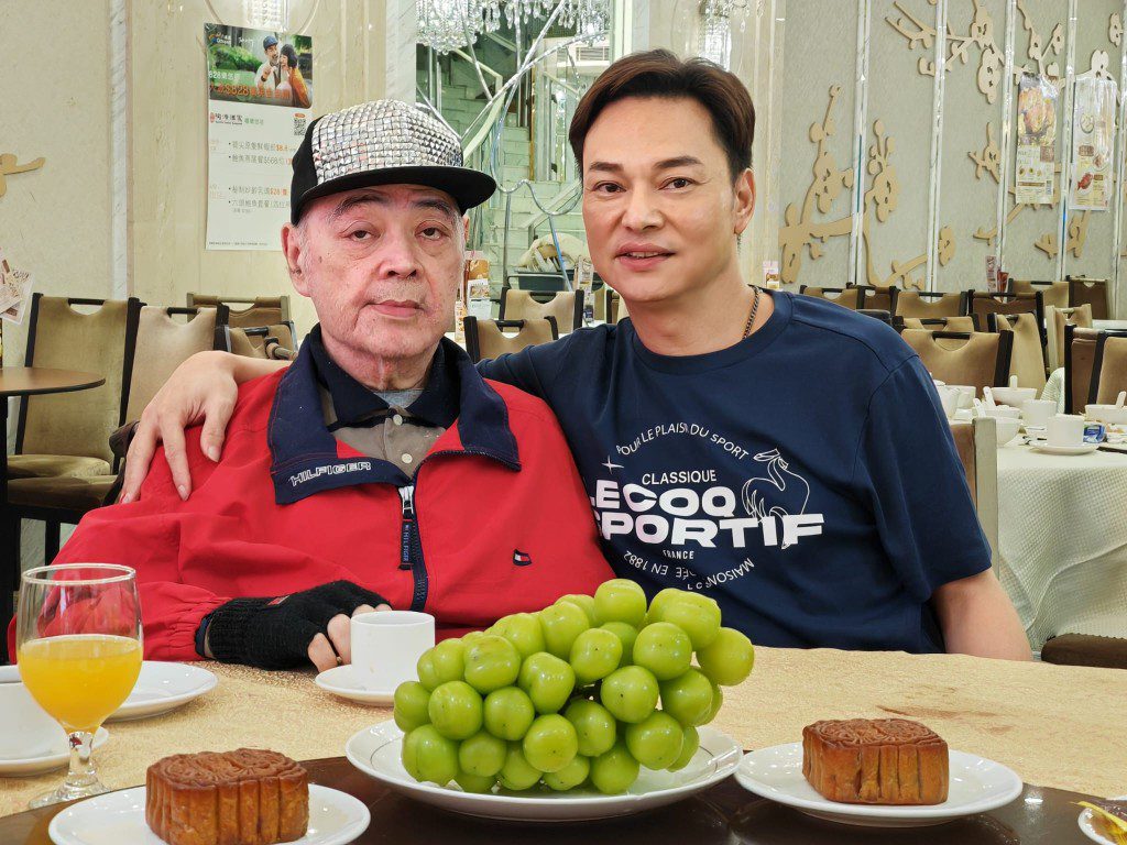 方俊陪伴張偉文一同慶祝中秋節。