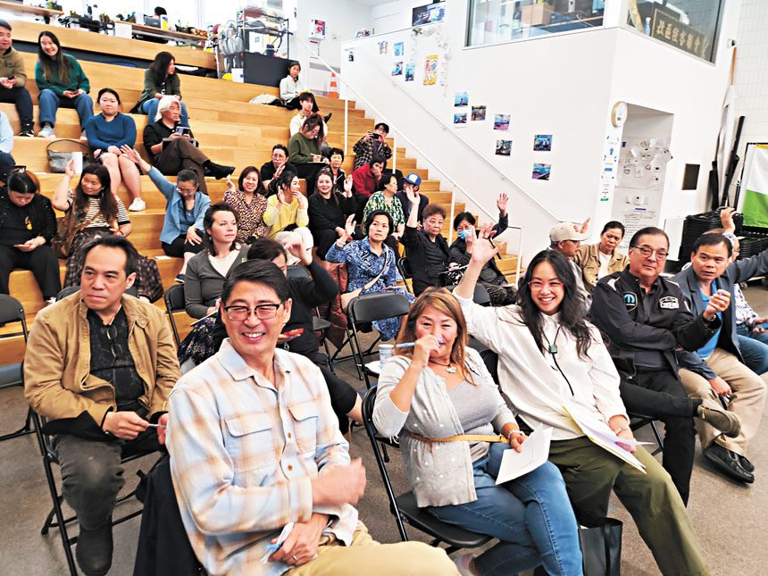 華埠非法棄置垃圾會議,居民紛紛舉手表達意見。記者黃偉江攝