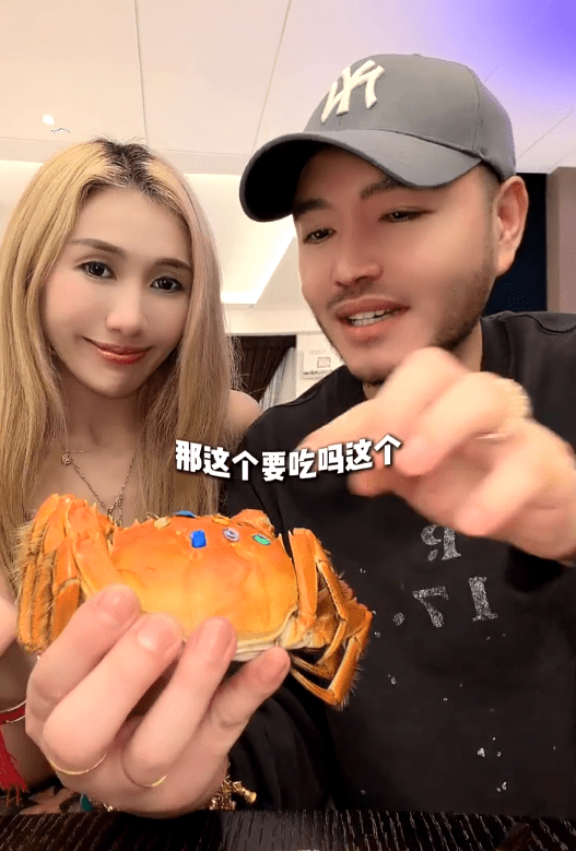 何超盈的大閘蟹上貼滿了閃亮的鑽石貼紙。