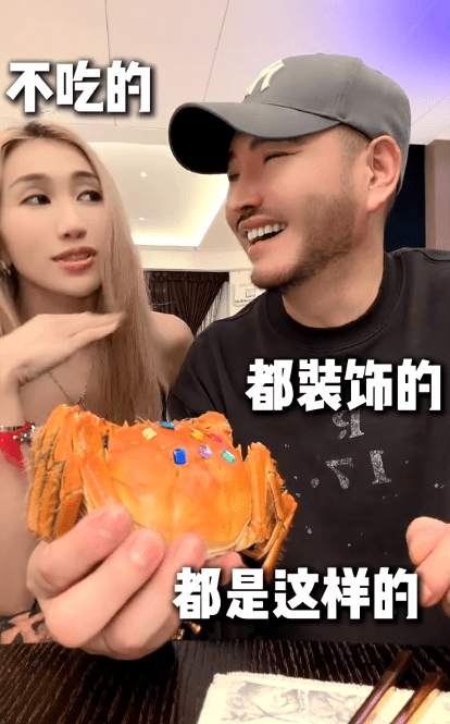 何超盈解釋貼紙僅為裝飾,不會食用。