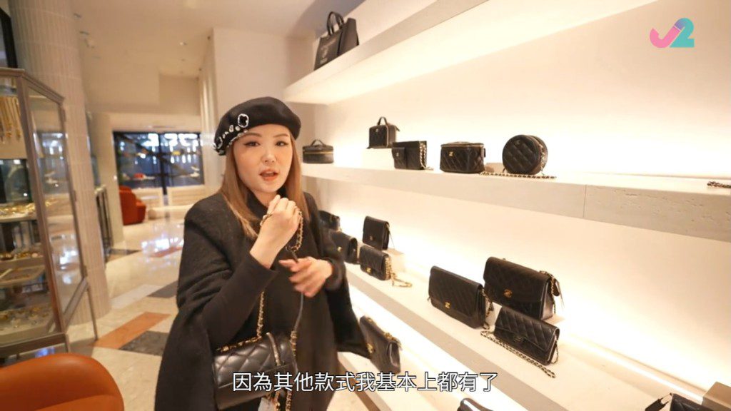 杜如風在上一輯《解風東京》去了中古名牌手袋旗艦店,介紹一個叫價57萬日圓的CHANEL筒型手袋,相當於33,000港元。