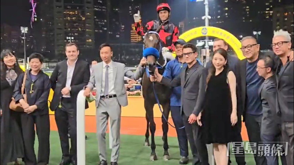 去年10月，「舞林寶典」勝出賽事，郭富城與方媛開心拉頭馬。