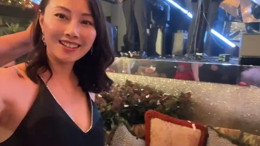 袁嘉敏指派對原定凌晨三點結束,但她約一點已離開,因持續交際應酬相當耗費精力。