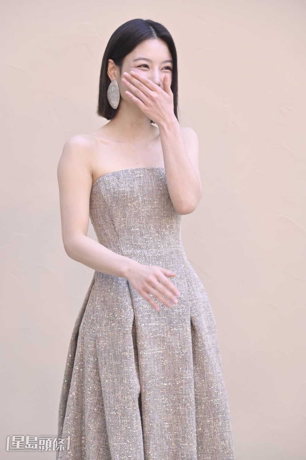 她認為服裝剪裁很好,閃亮的珠片也十分好看。