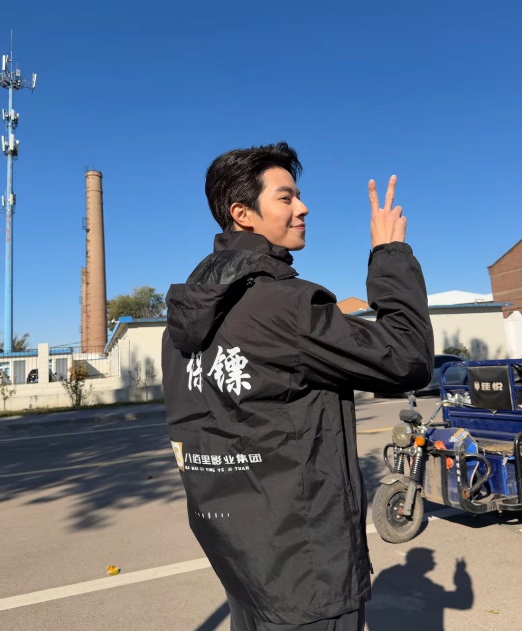 林正峰穿上厚重外套前往內地開工。