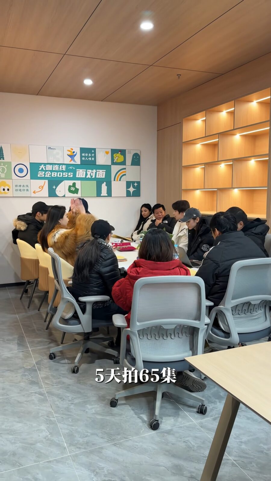 林正峰到劇組參與劇本圍讀。