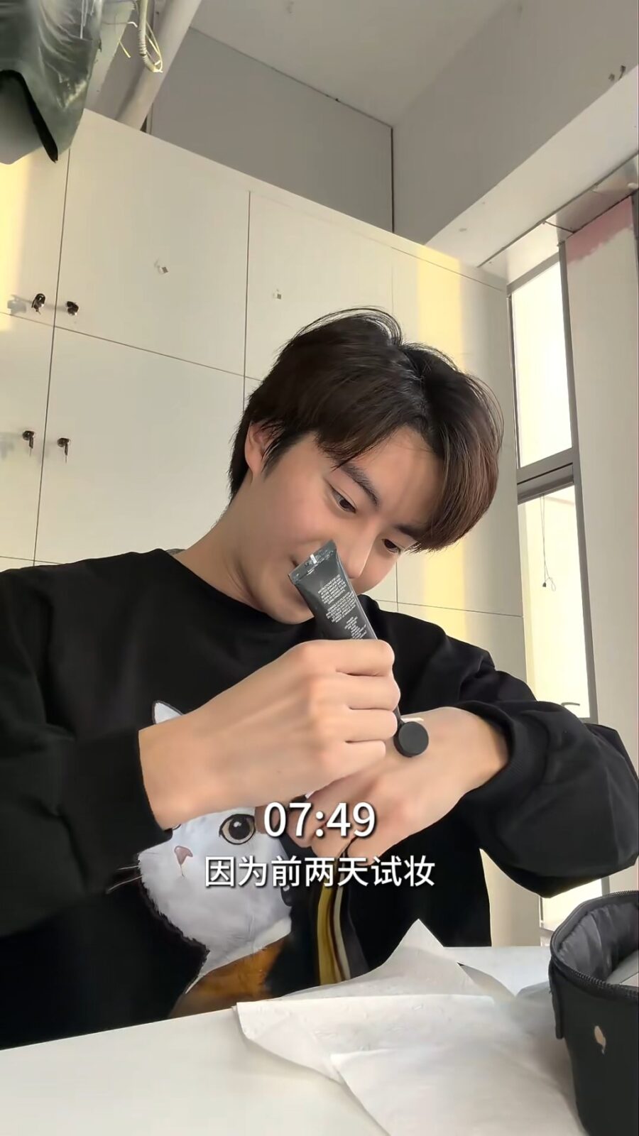 林正峰自己動手化妝。
