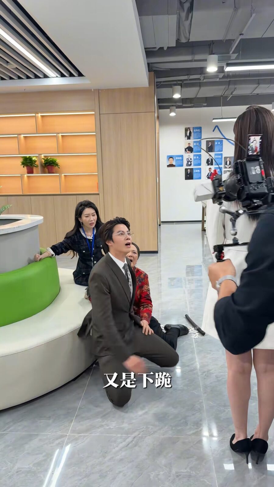 林正峰在戲中需要跪地演出。