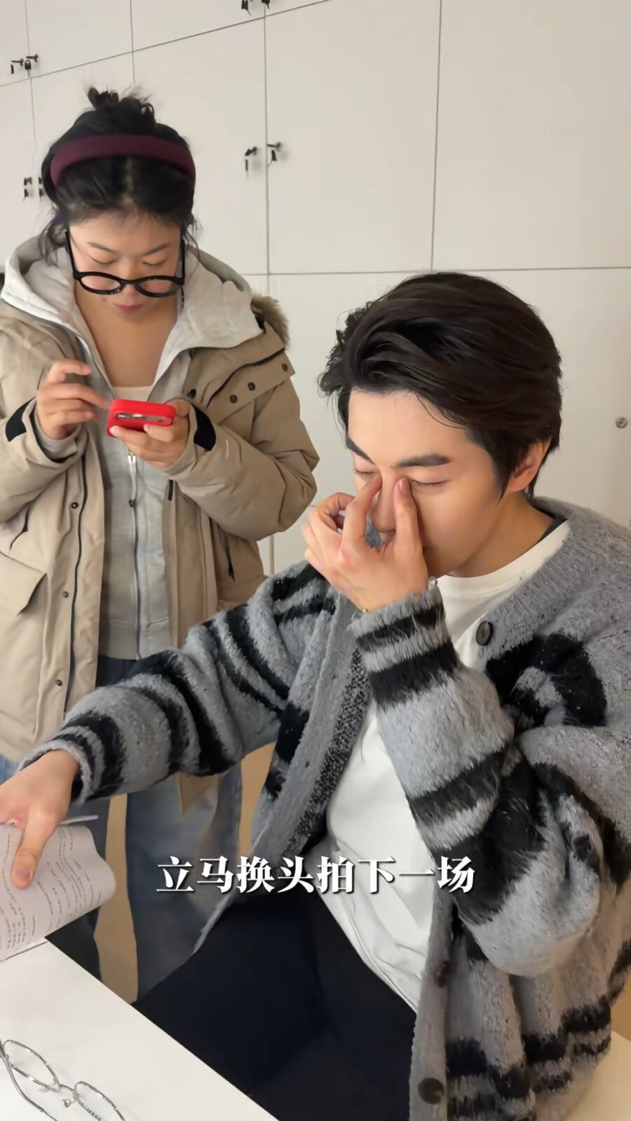 林正峰更換戲服，準備拍攝當日最後一場戲。