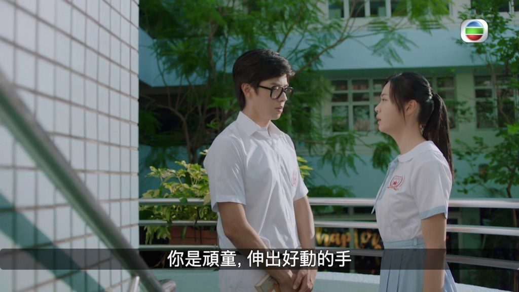 林正峰與游嘉欣以學生造型亮相。