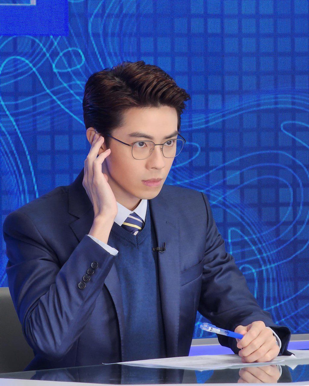 林正峰在劇中飾演「佐治黨」的男主播王偉。