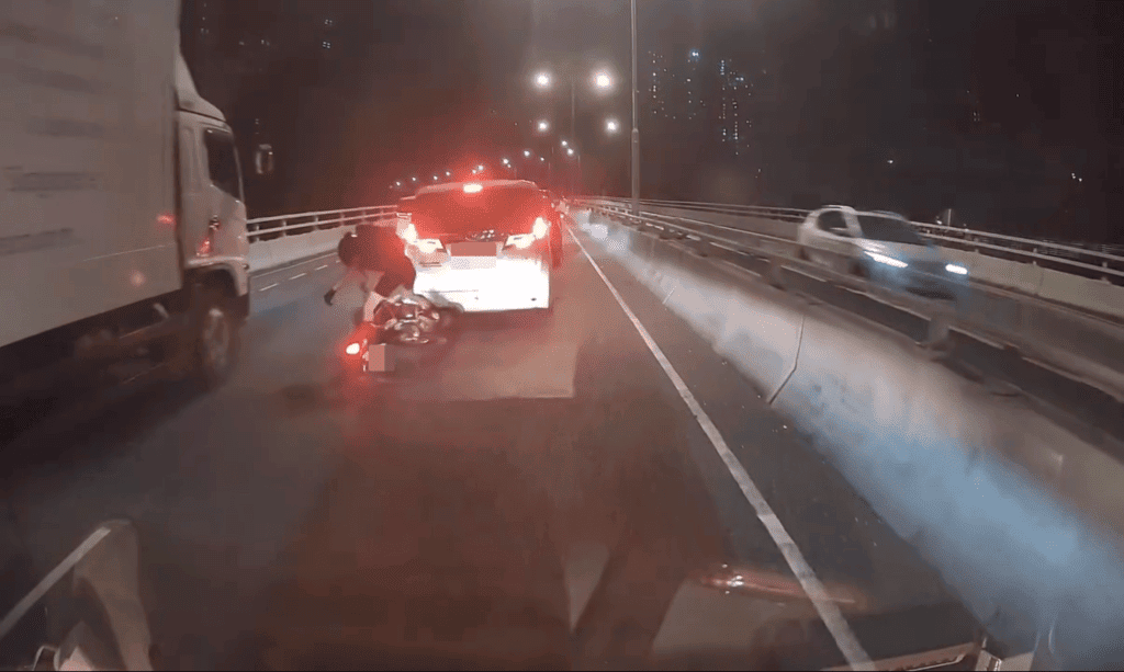 荃灣路電單車追撞七人車 騎士翻側險釀二次意外