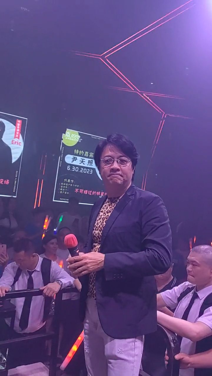他的身形變得圓潤。