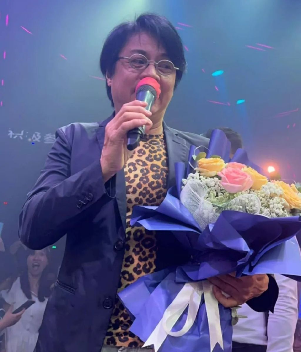 身形脹了幾個碼。