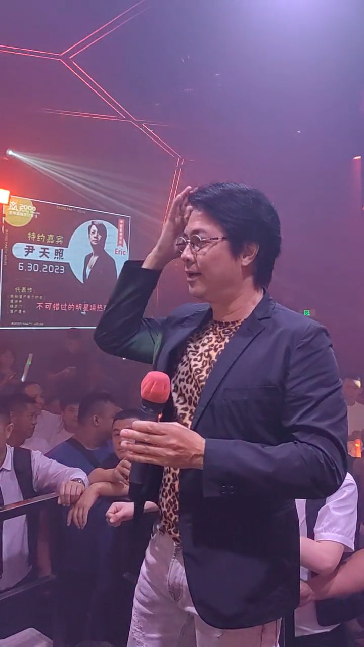 有網民批評其演出水平如同卡拉OK。