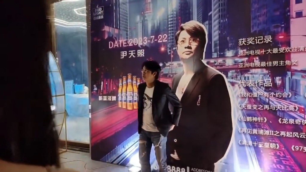 即使演出設施簡陋,他也毫不怯場。