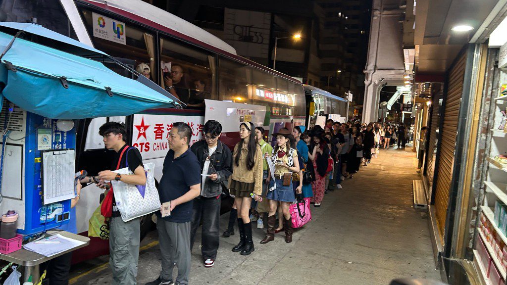 啟德演唱會與萬聖節活動重疊 旺角跨境巴士站現人龍