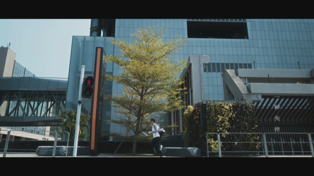 古天樂在MV中的戲份相當忙碌。
