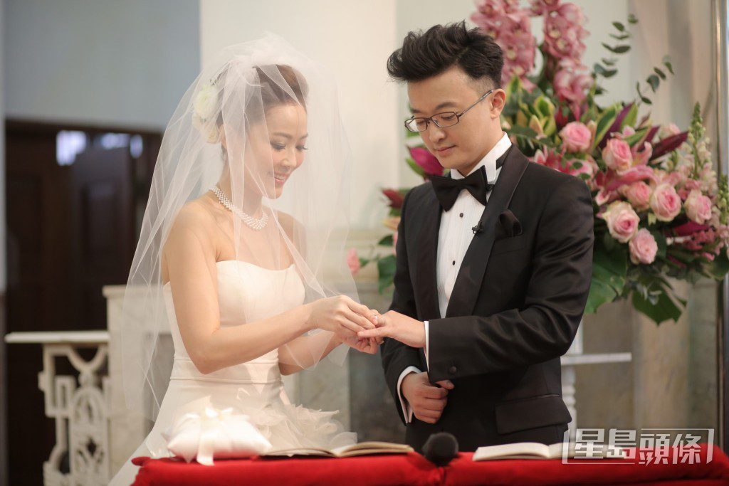 她於2013年與金融才俊王傲山結婚。