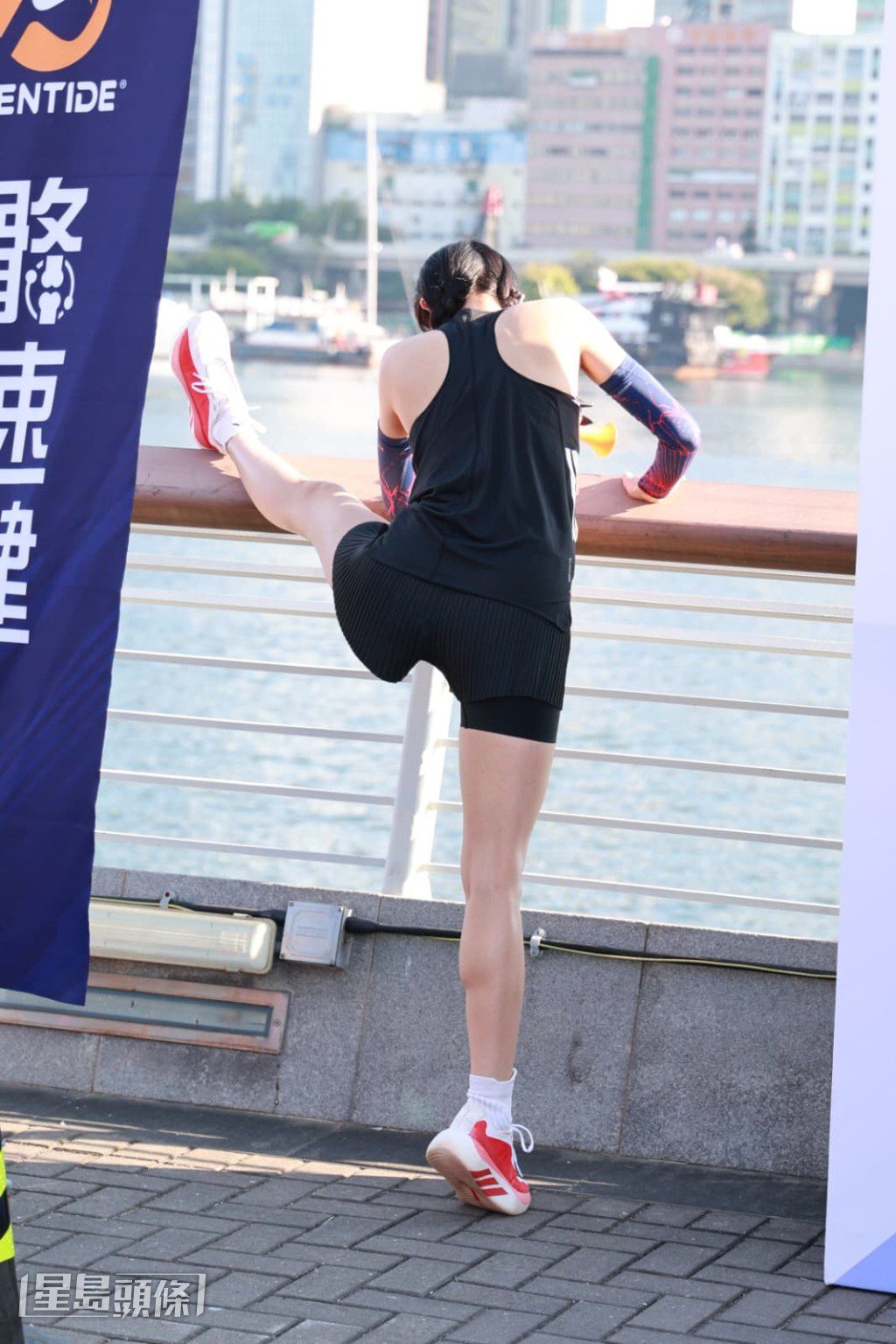 蔡思貝賽前進行熱身。