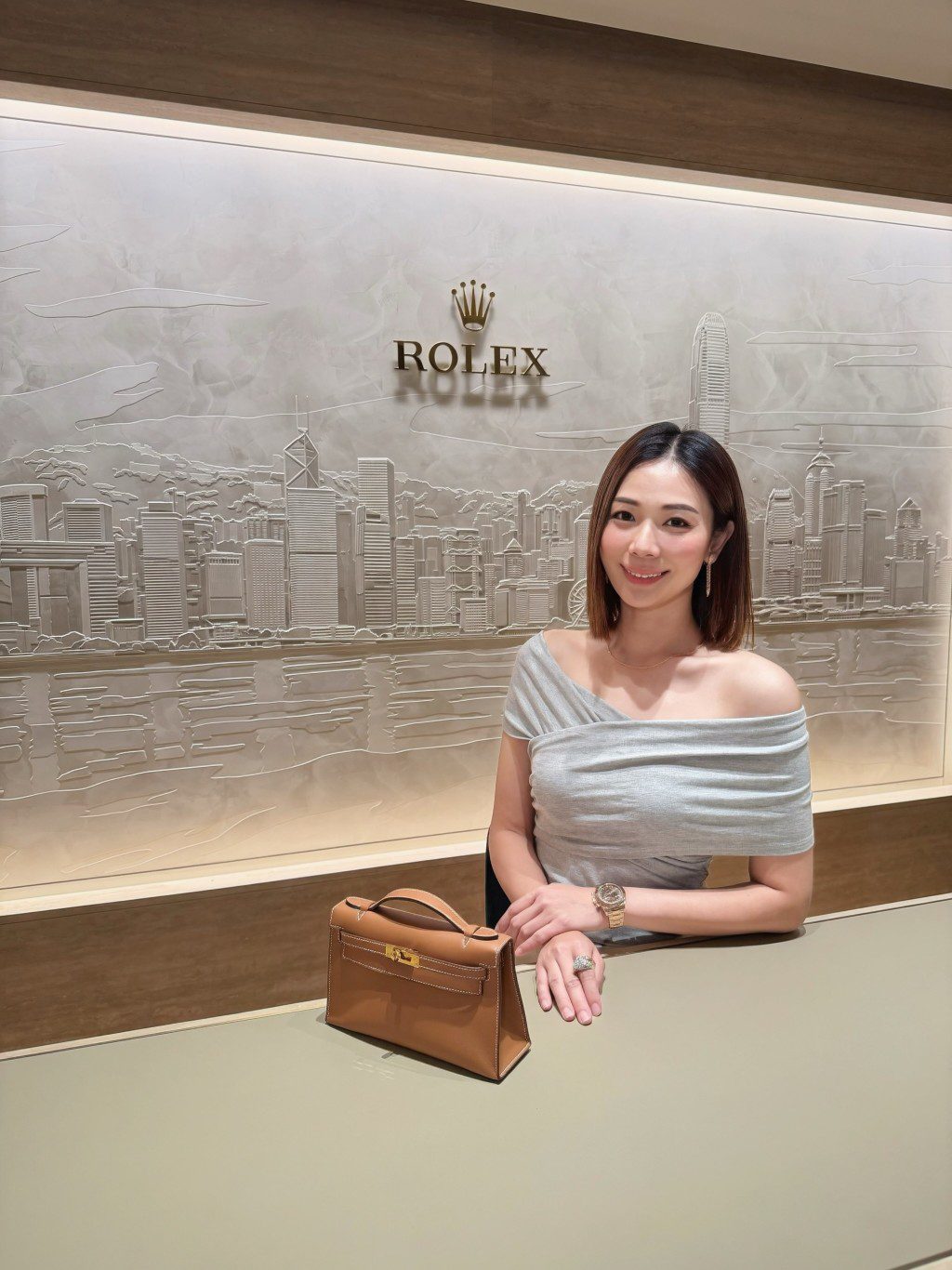 楊秀惠手持愛馬仕手袋。