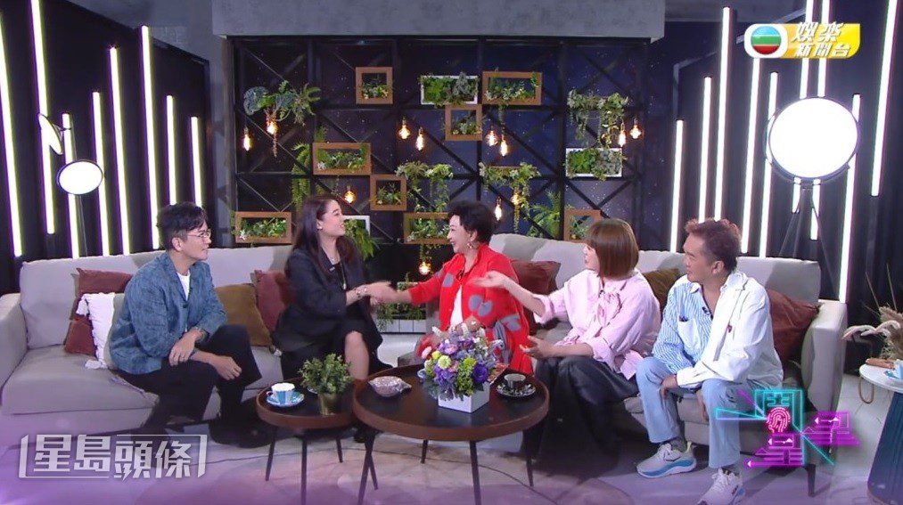 早前廖碧兒與薛家燕、陳彥行、鄧兆尊亮相TVB節目《一周星星》。