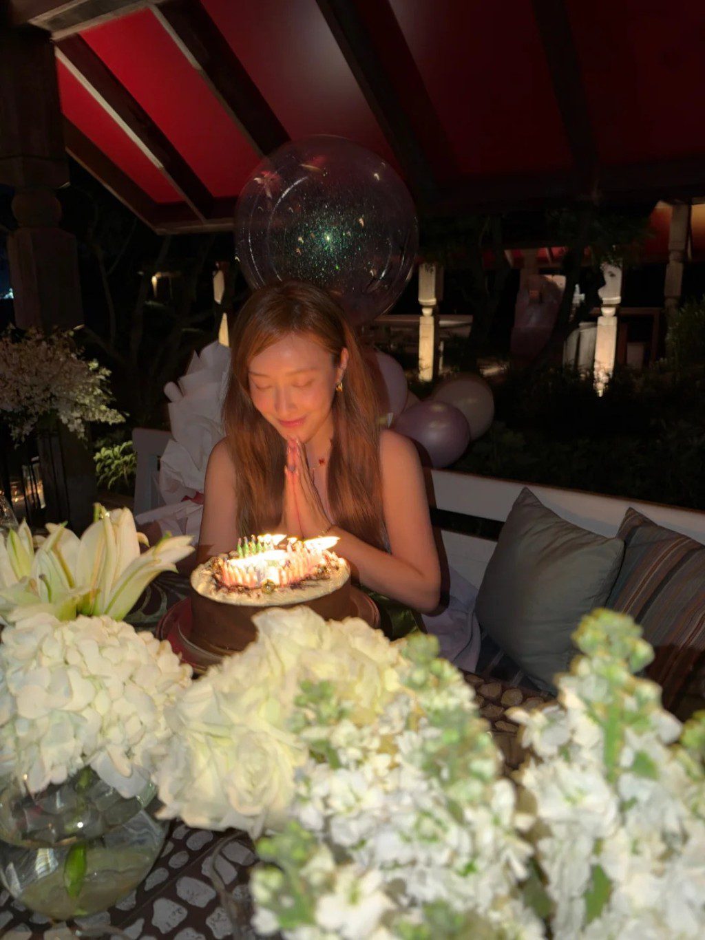 陳瀅在點著蠟燭的巧克力蛋糕前,閉眼許下37歲生日願望。