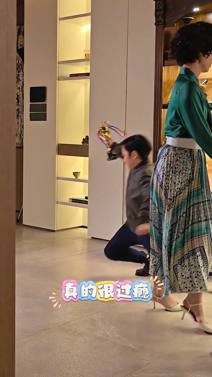 江美儀在劇中飾演一位望子成龍、對親生兒子極為嚴苛的母親。