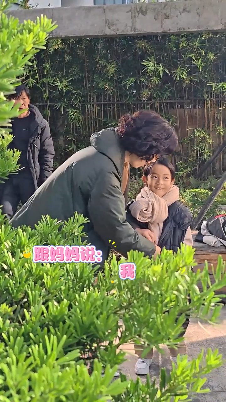 她更親自手把手教導何璟駿演戲動作。